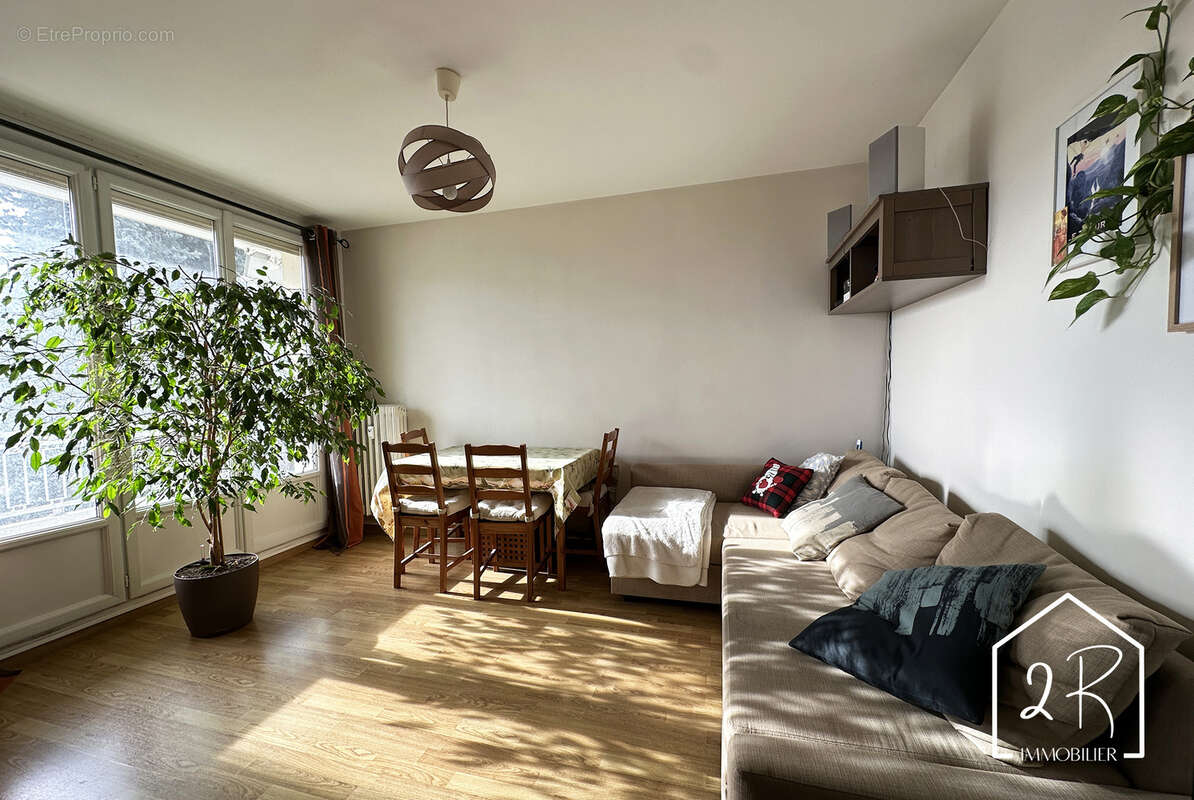 Appartement à PIERRE-BENITE