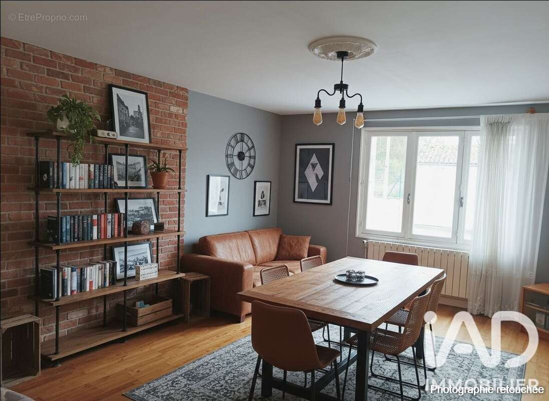 Maison 209 m² à Corme-Royal  - photo 7