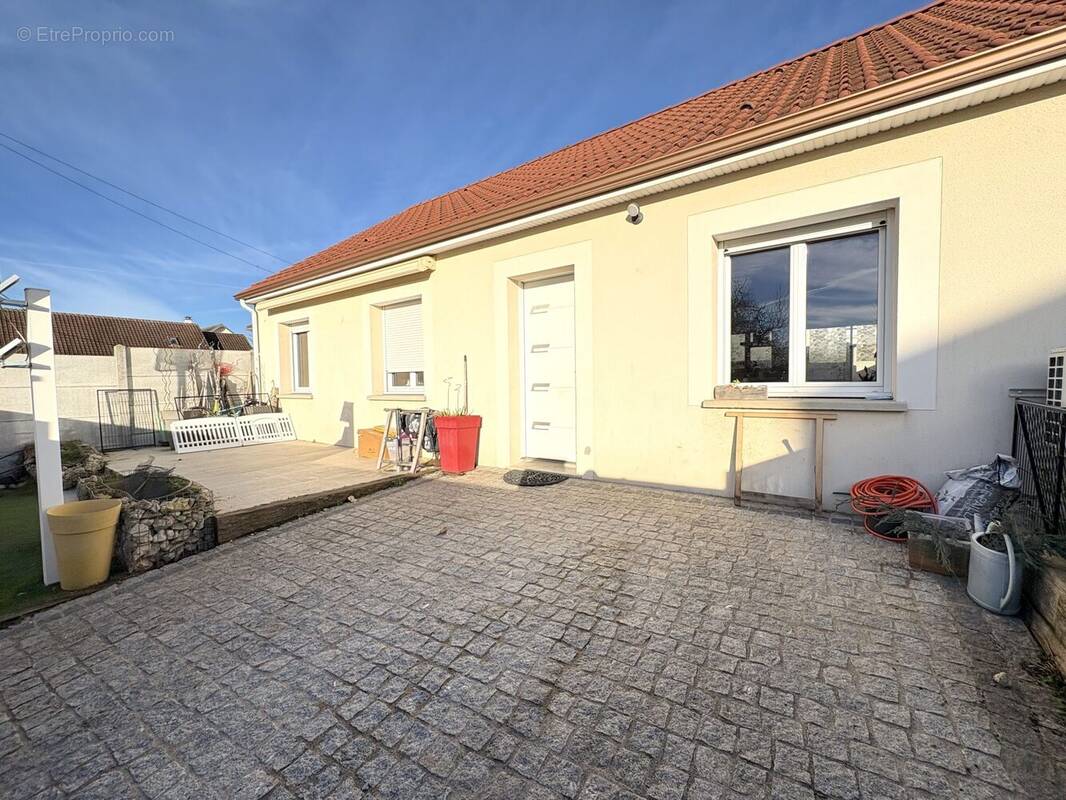 Maison à SAINT-JEAN-DE-BRAYE