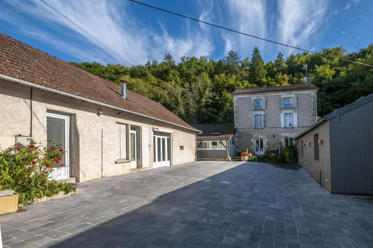 Maison à SAINT-MARTIAL-DE-VALETTE