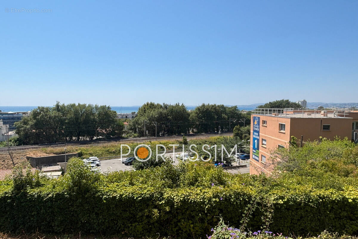 Appartement à SAINT-LAURENT-DU-VAR