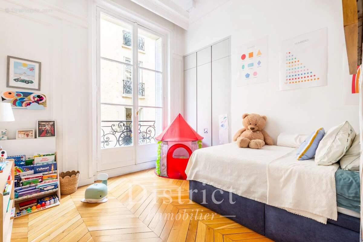 Appartement à PARIS-16E