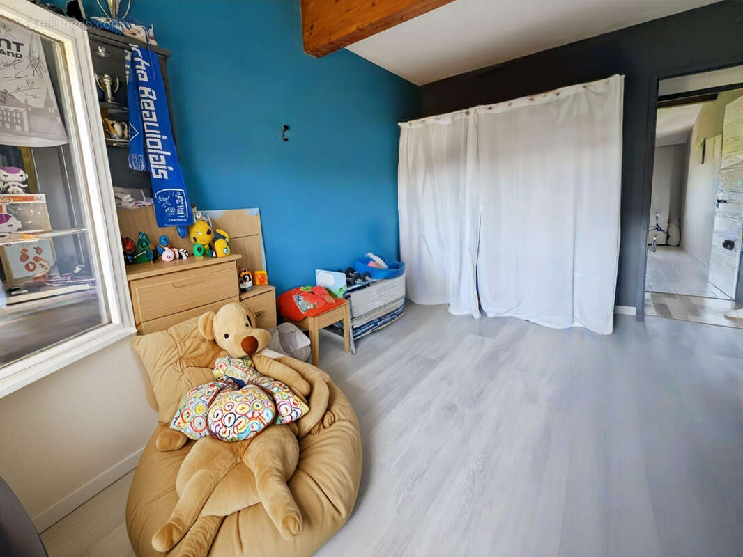 Chambre 2 : 10.7 m2 - Maison à BLACE