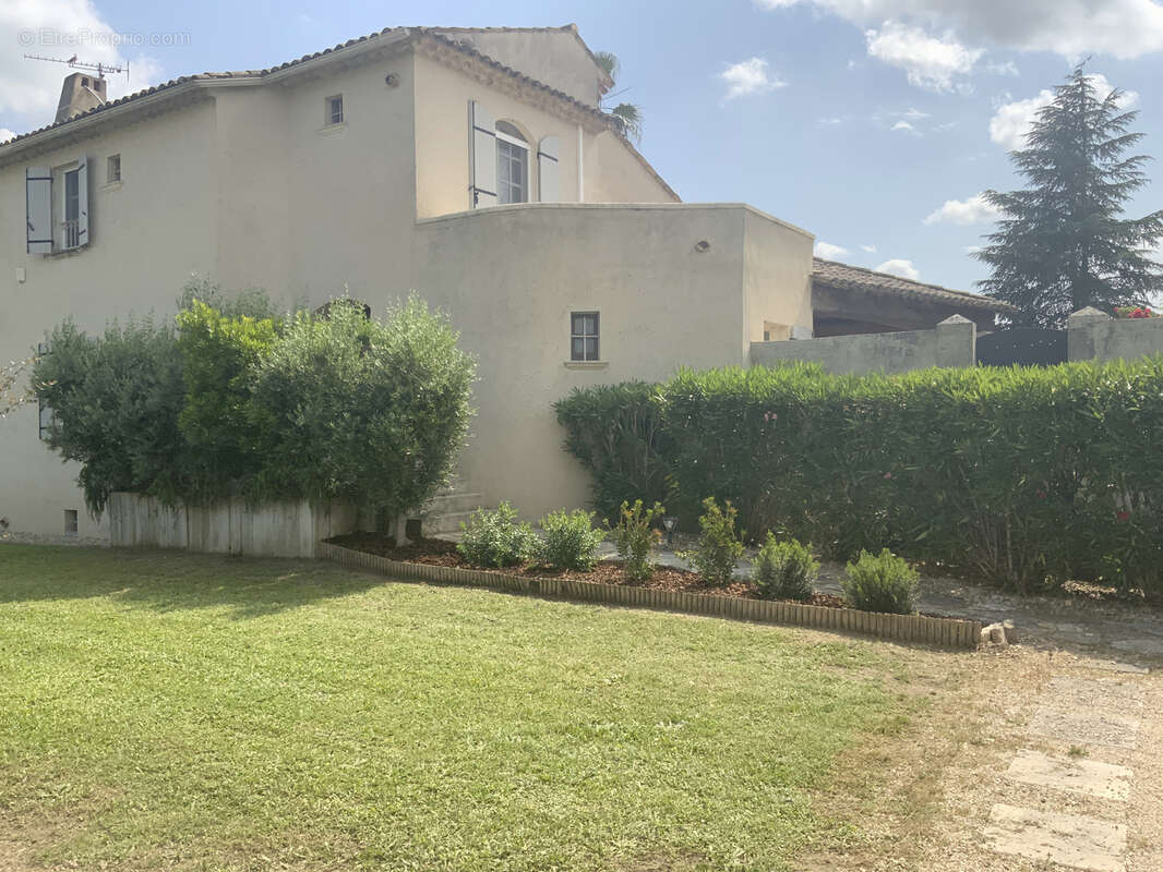 Très belle villa dans un village avec commerces sur un terrain de 3500 m2. - photo 11
