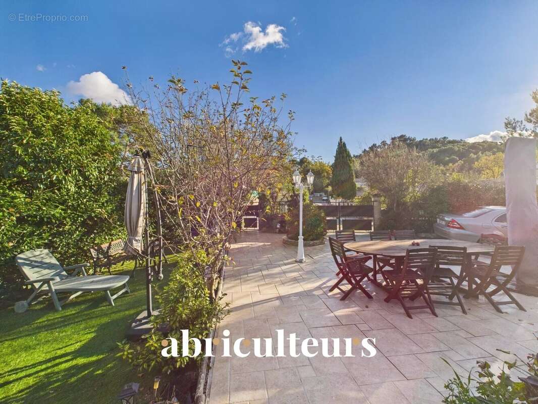 Maison à LA ROQUE-D&#039;ANTHERON