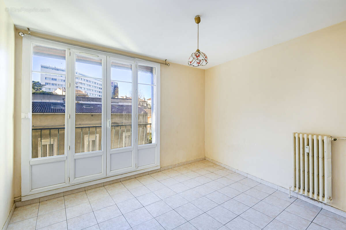 Appartement à MARSEILLE-3E