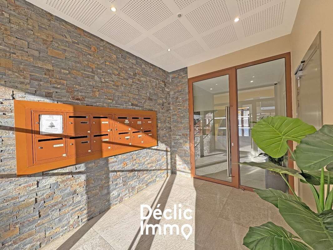 Appartement à LA ROQUETTE-SUR-SIAGNE