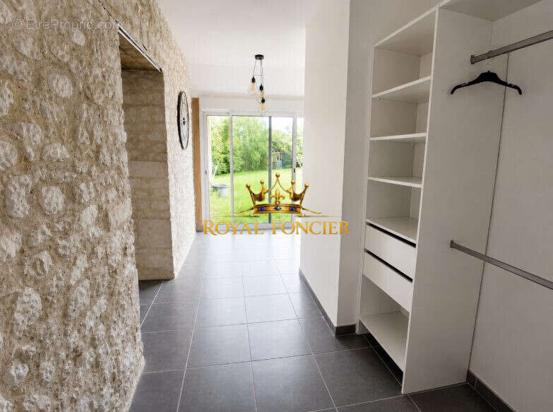 Maison 165 m² à Dange-Saint-Romain  - photo 9