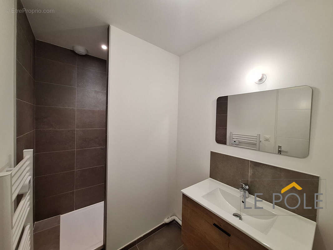 Appartement à SUZE-LA-ROUSSE