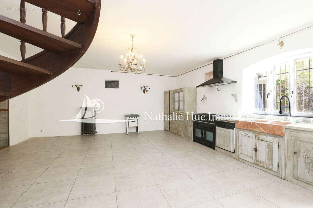 Maison 956 m² à Claira  - photo 6