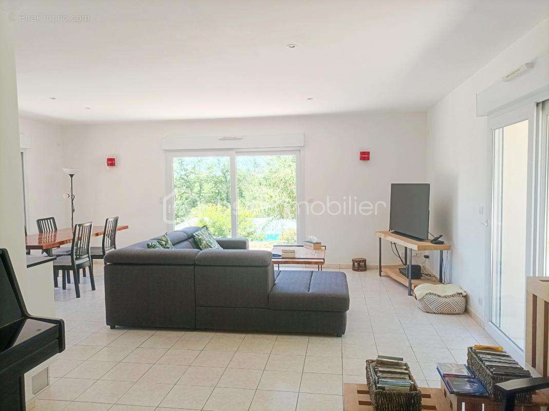  Maison à vendre à Salviac – Vue dominante, piscine, dépendances et terrain de 9 529 m² - photo 4