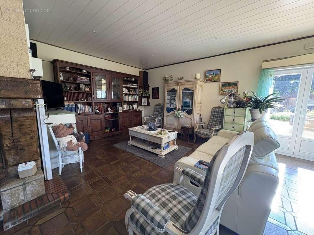 Maison à CREUZIER-LE-VIEUX