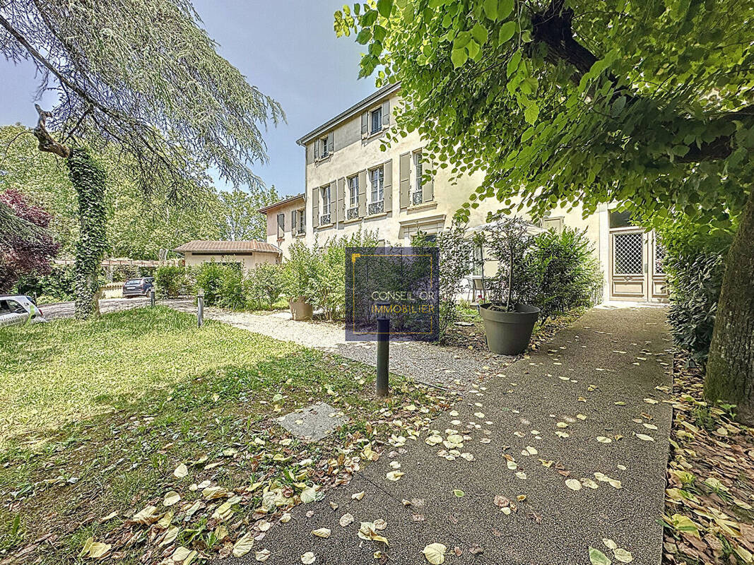 Appartement à SAINT-GENIS-LAVAL