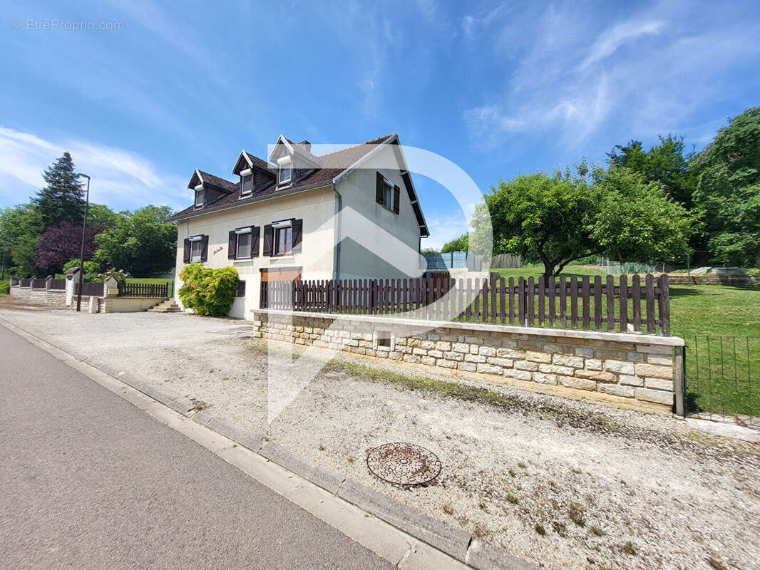 Maison à VITRY-LE-CROISE