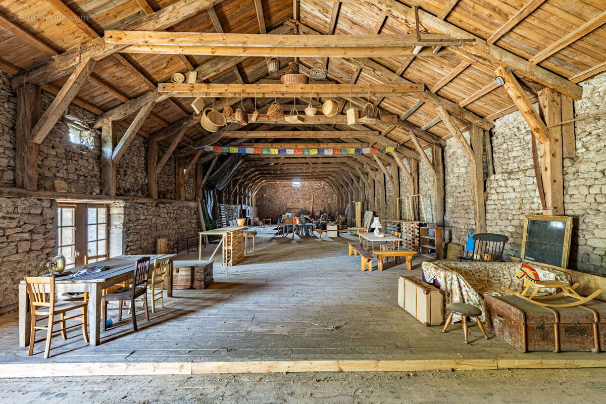 Vente ancien manoir - langogne-ecurie -box a chevaux - photo 11