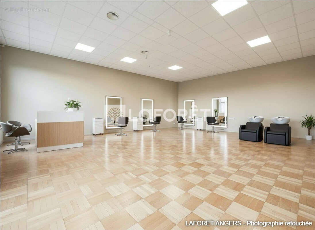 Local commercial ou professionnel 63 m² - AVRILLE - photo 3