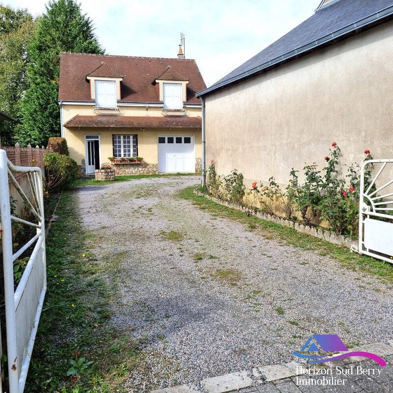 Accès façade avant  - Maison à SAINT-DENIS-DE-JOUHET