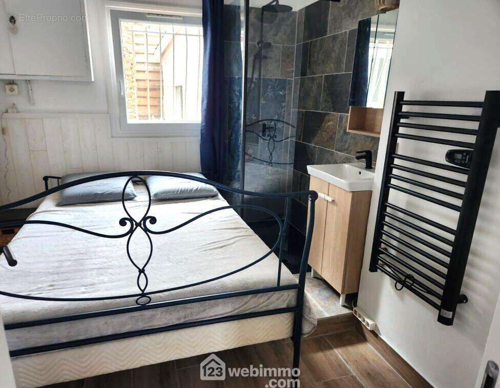 Chambre de plain-pied avec salle de douche attenante. - Maison à ROQUEBRUNE-SUR-ARGENS