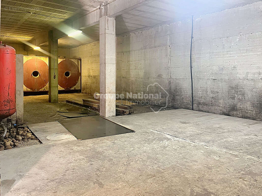 Châteauneuf-du-Pape : Ancienne cave viticole de 350 m² avec fort potentiel - photo 9