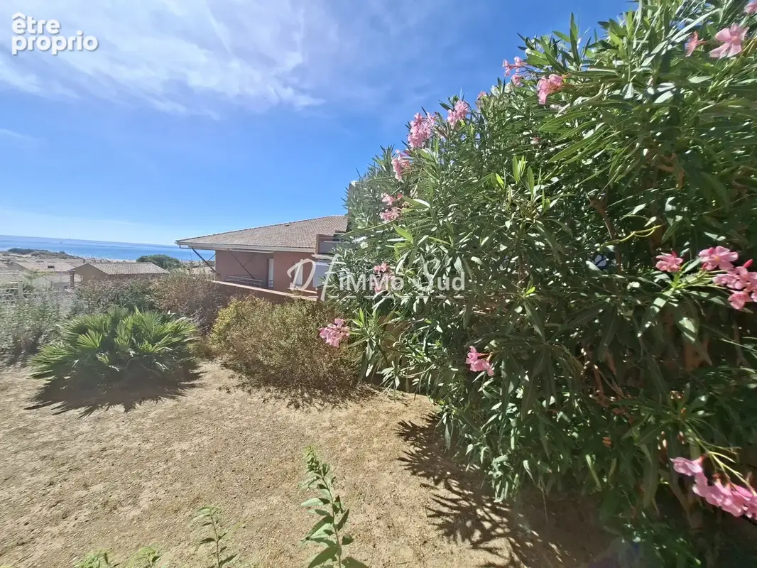 Appartement t2 en rez-de-chaussee avec vue mer -terrasse - jardin - place de parking - photo 4