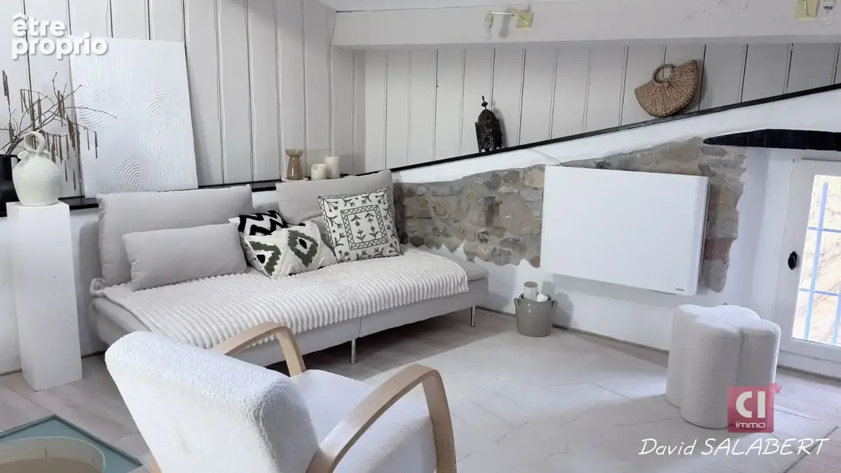 La Roquebrussanne  Maison de village rénovée avec charme, 2 chambres, salon cocooning - photo 4