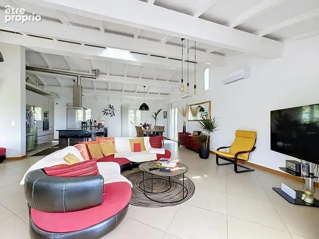 Grande maison familiale de charme avec piscine à débordement, terrasse en bois exotique et terrain arboré de 1 709 m² — Fréjus - photo 10