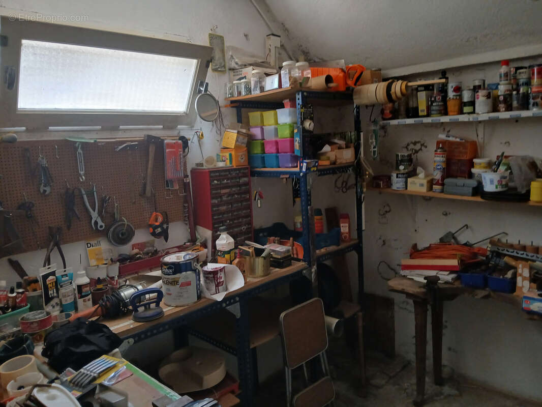 Villa sur 3 faces , 3 niveaux, 5 chambres , 2 bains, jardin , garage et parking. - photo 46