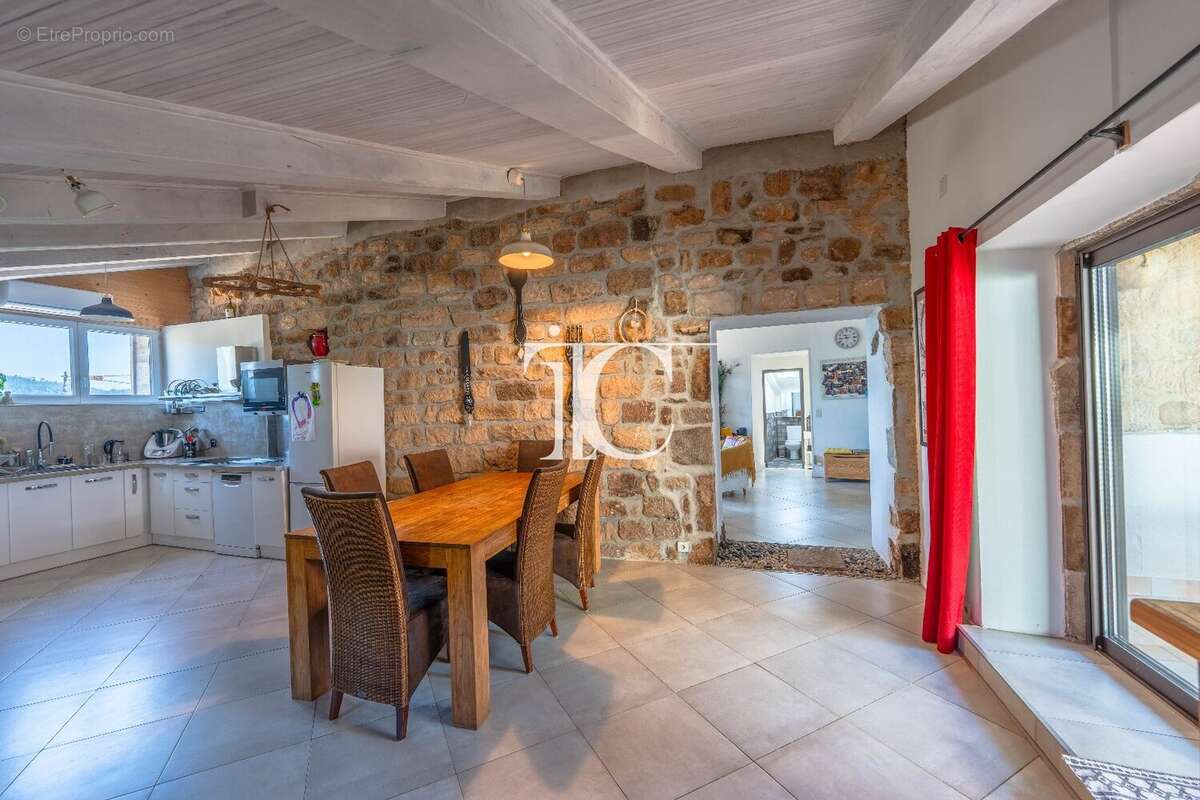 Maison à LABLACHERE