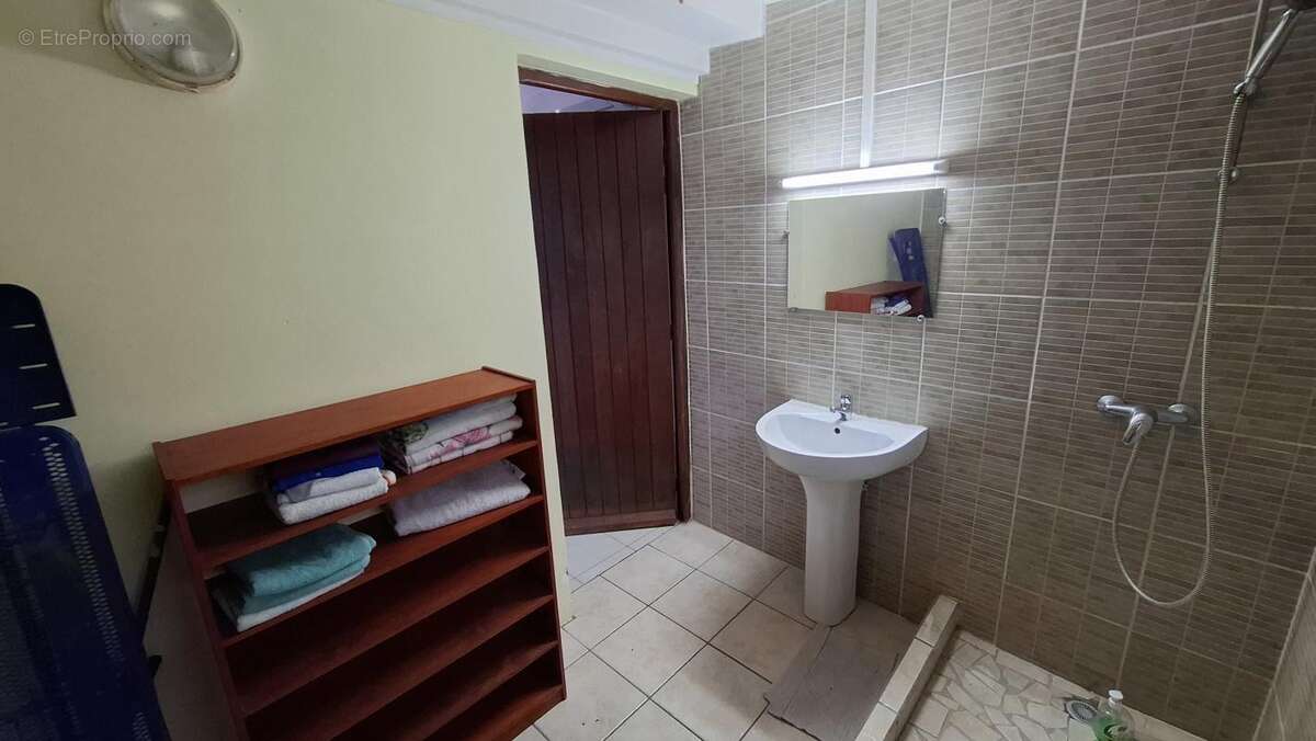 A VENDRE : Villa 2 T2 et 1 T4 (Vieux Habitants - 97119) - photo 18