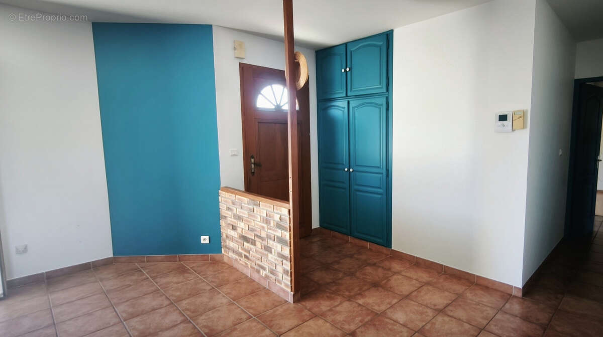 Maison familiale de 176 m2 avec appartement indépendant   6 chambres   Terrain clos de 900 m2 - photo 6