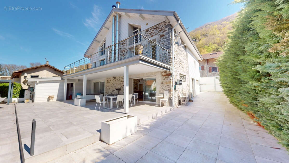 Maison 208 m² avec piscine, jacuzzi, et dépendance - photo 15