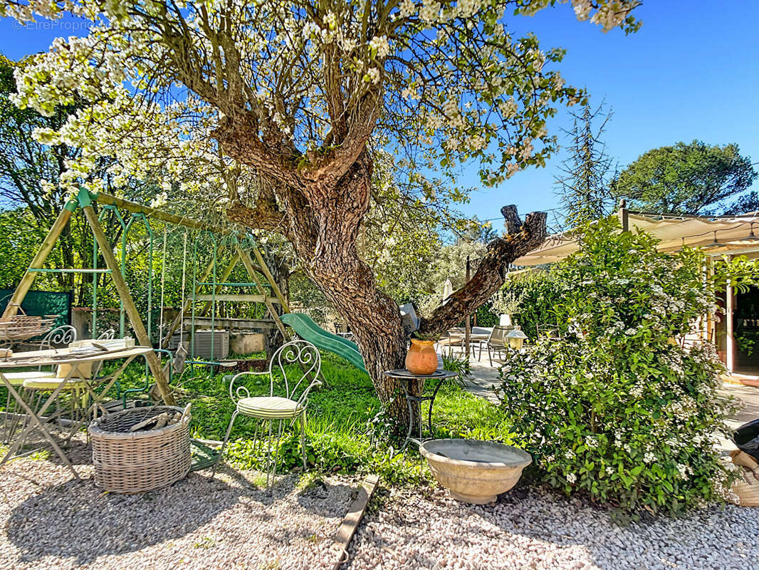 Charmante maison 3 pièces 80 m2 avec stationnement sur parcelle d'environ 350 m2 à vendre Secteur La Bouilladisse 13720 - photo 6