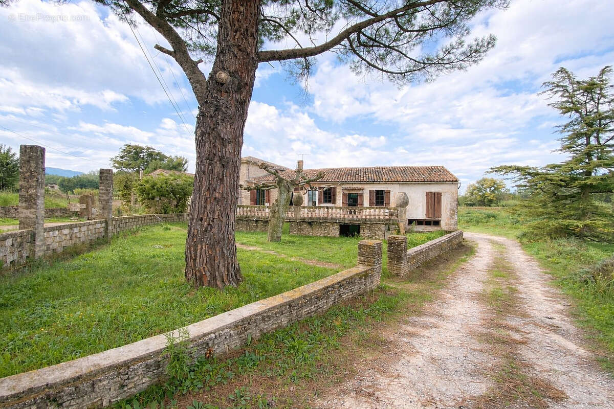 Maison à MENERBES