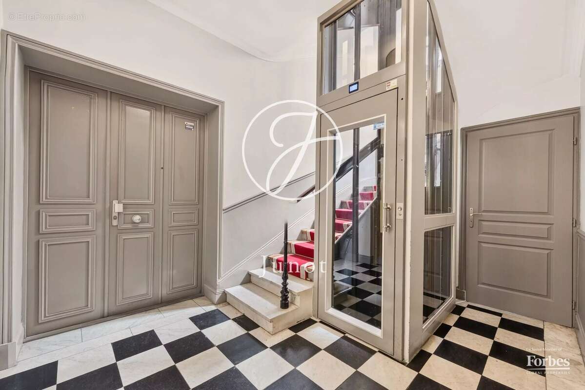 Appartement à PARIS-16E