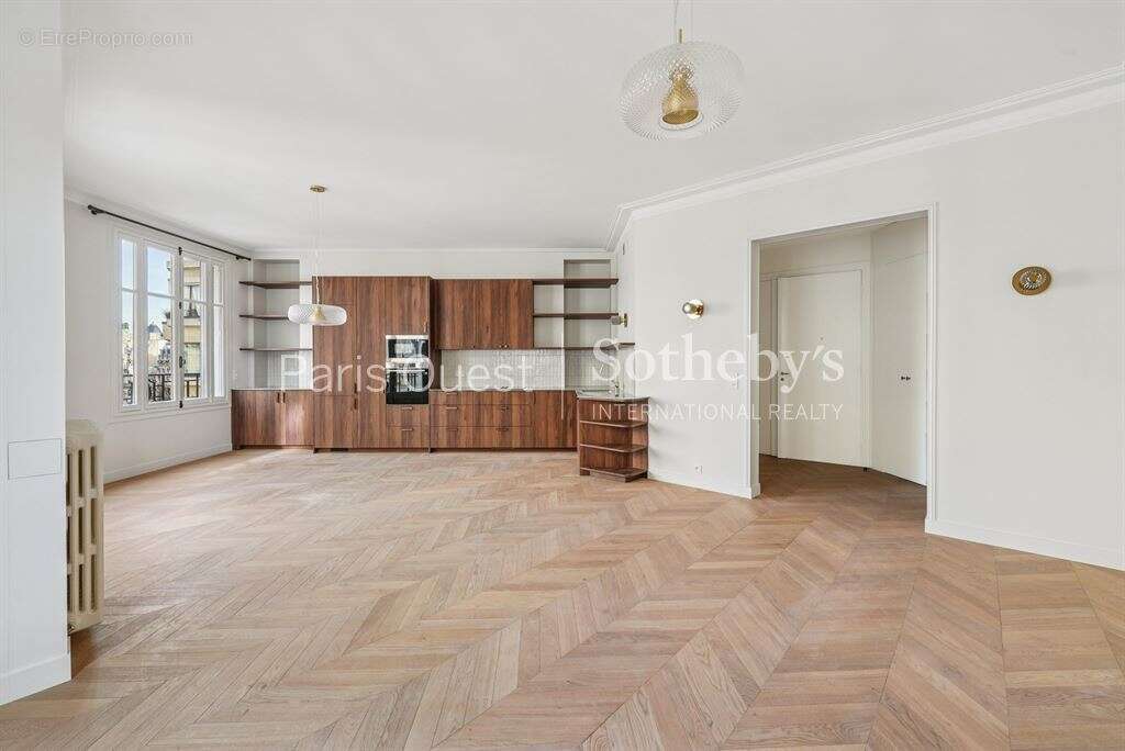 Appartement à PARIS-16E