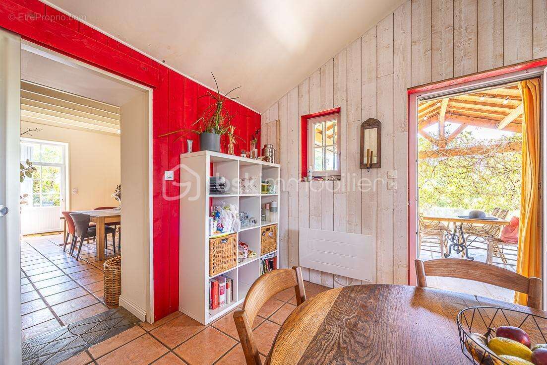 ***** Maison de caractère prête à vivre, rénovée énergétiquement, 2 chambres, joli jardin ***** - photo 6