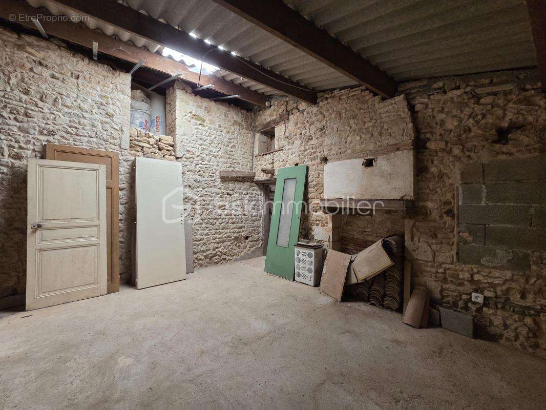 Maison en pierre à rénover au calme - photo 13