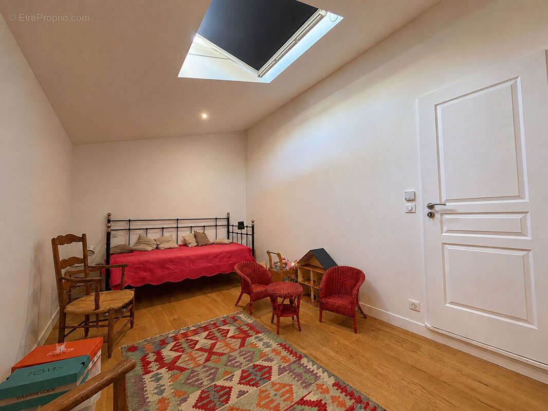 EMPLACEMENT PRIVILÉGIÉ - Maison chaleureuse de 115 m² avec terrasses - photo 9