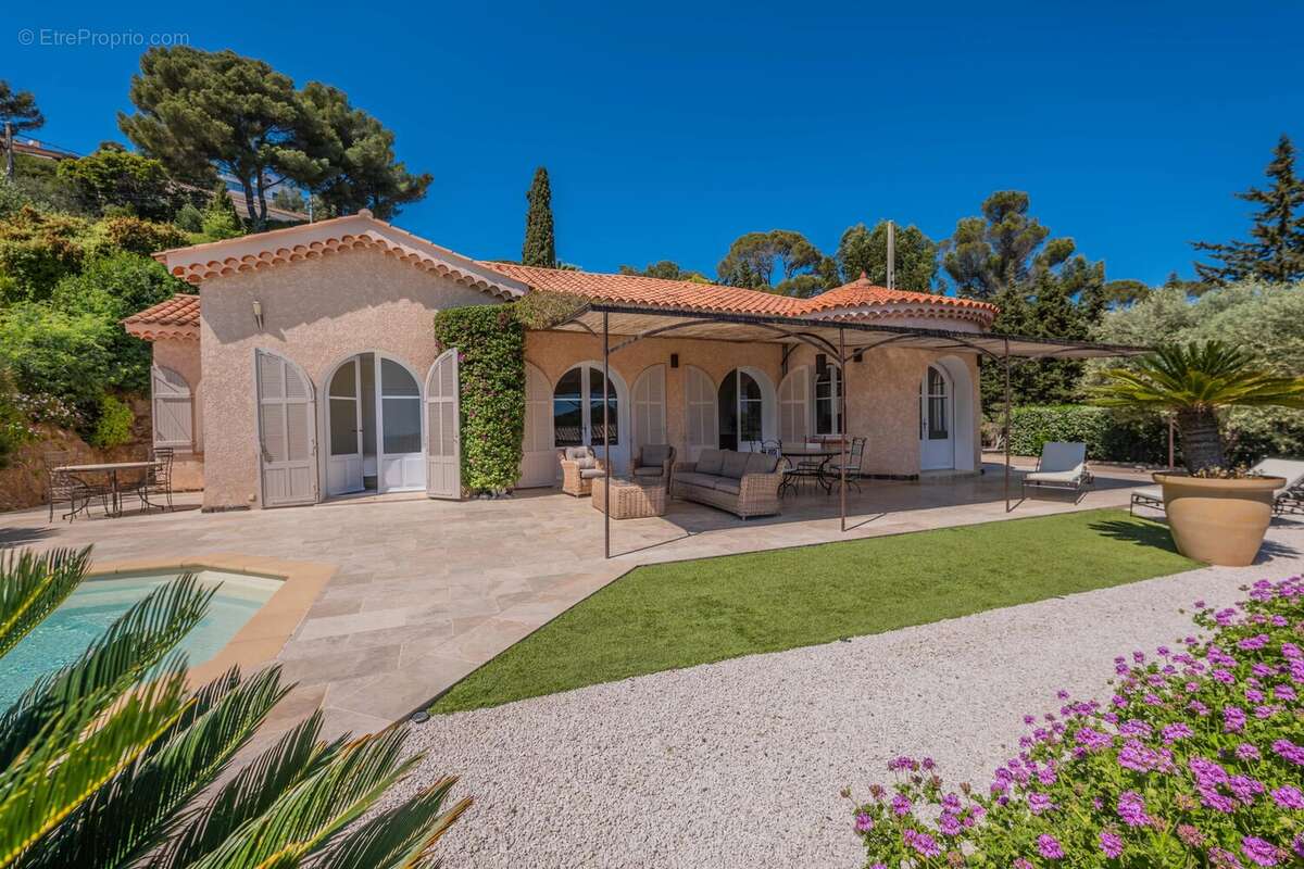 LES ISSAMBRES : Villa tout à pied avec vue mer exceptionnelle - photo 3