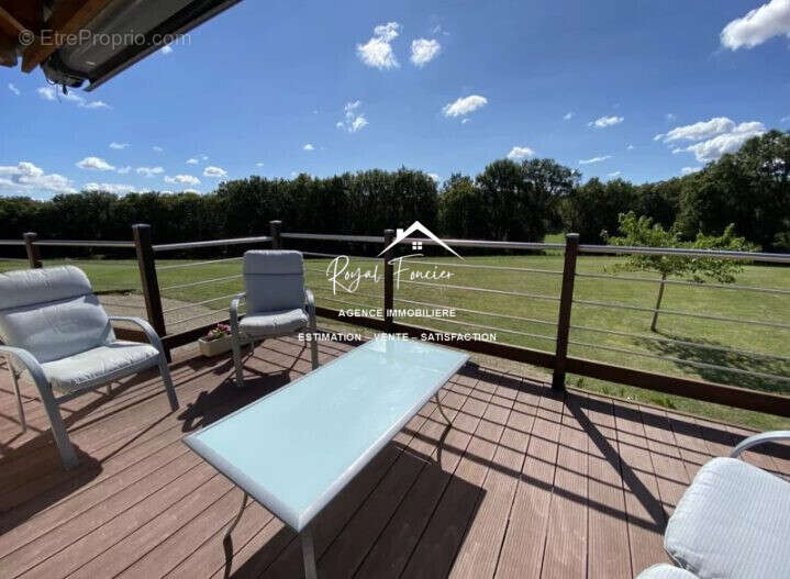Terrasse avec une vue imprenable sur la nature  - Maison à CHATELLERAULT