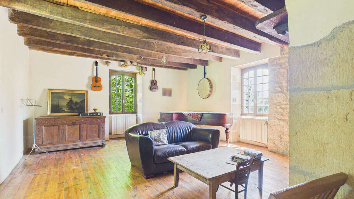 Maison de caractère de 200 m² avec dépendances et terrain de 6 800 m² - photo 13