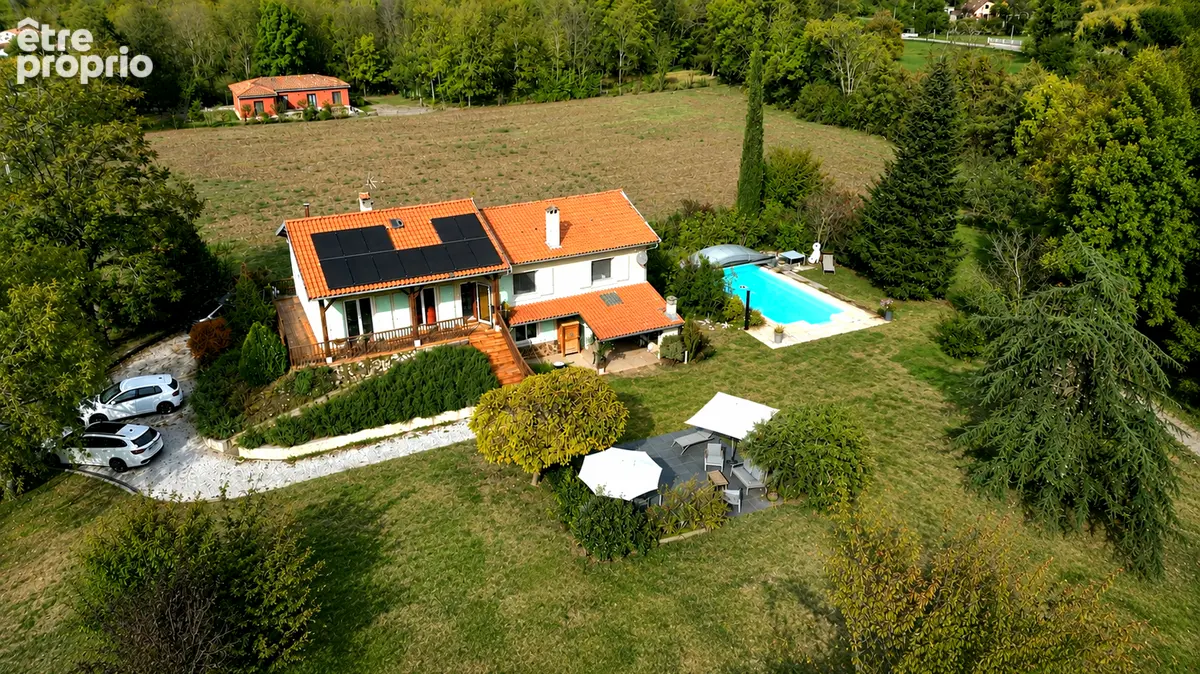 Villa dans village avec commerces , piscine , beau terrain bordé par une rivière - photo 1