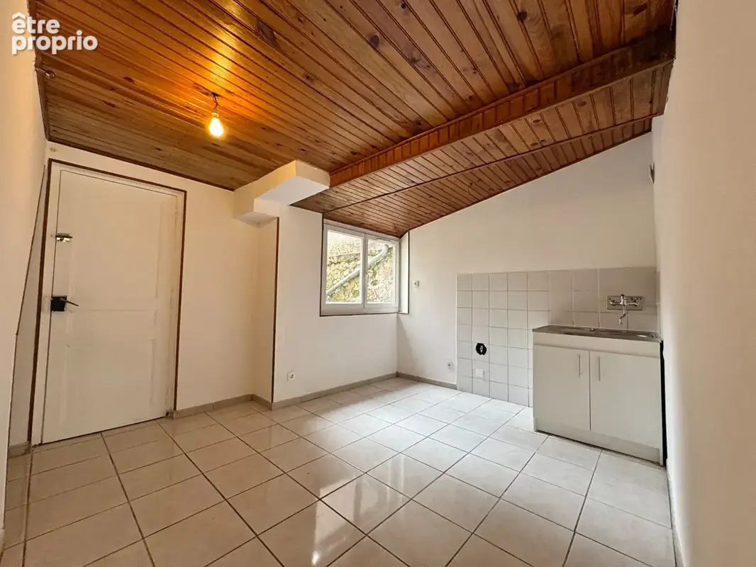 Maison de ville, en bon état, à potentiel locatif, Ag. du Donjon. - photo 9