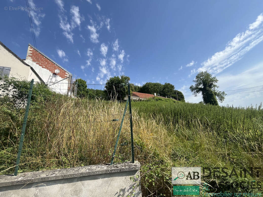 Sur la commune de Tigeaux, terrain à vendre de 223 m2 constructible, façade de 14 m. - photo 2