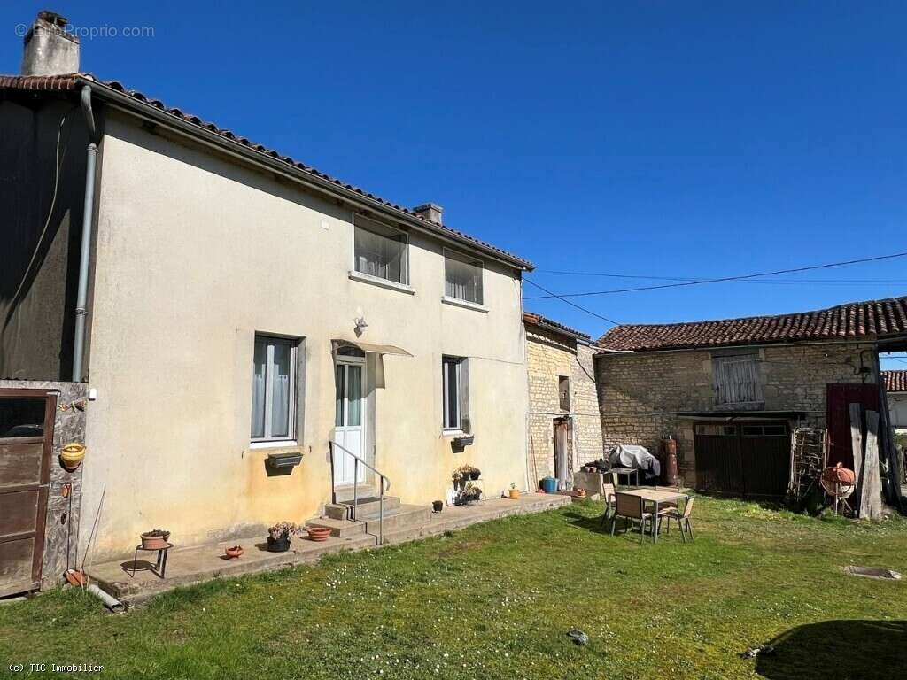 Maison à RUFFEC