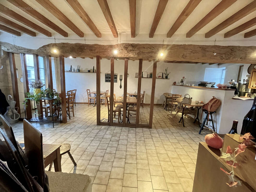 Commerce à MONTREUIL-BELLAY