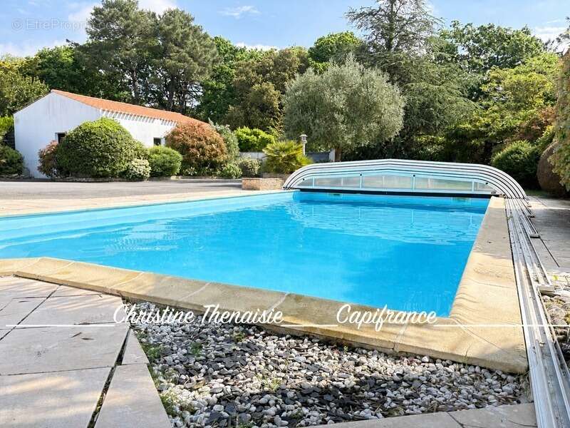 Maison à vendre 5 pièces - Plain-Pied - 3 chambres - 2 salles d'eau - 3 wc - Piscine couverte - 2 garages SAINT HILAIRE DE RIEZ  - photo 3