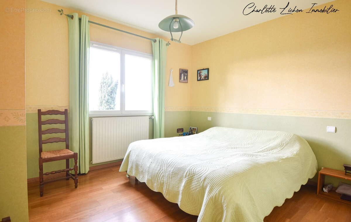 Maison à CREUZIER-LE-VIEUX