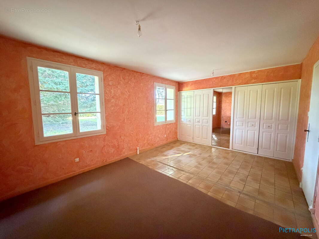 Maison 192 m² à La Genete  - photo 7