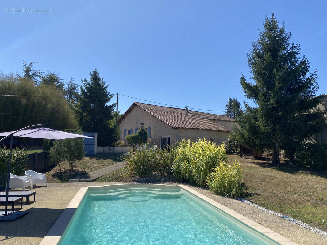 PISCINE ET FACADE - Maison à SAINT-ROMAIN